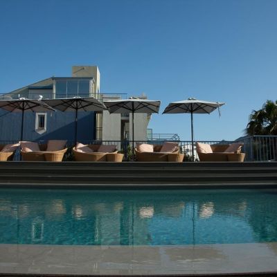 La piscine devant le bar