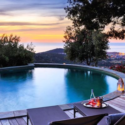 Vue sur l'&Icirc;le-Rousse depuis la villa de luxe U Piazzale